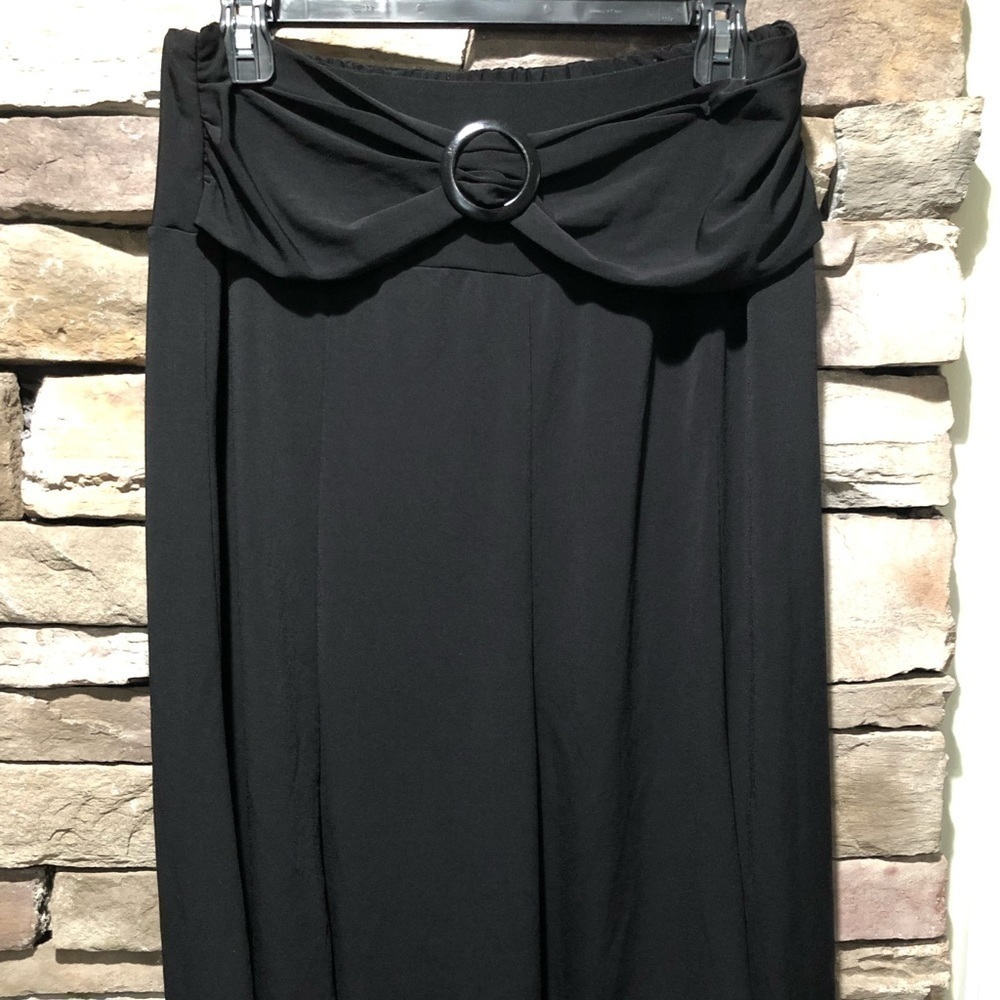 Requirements black skirt size large - Picture 5 of 11